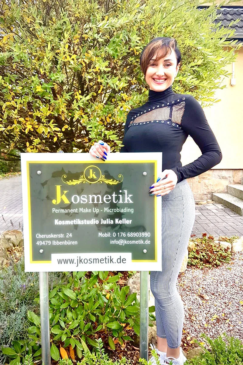 Julia Keller vor ihrem Kosmetikstudio in Ibbenbüren